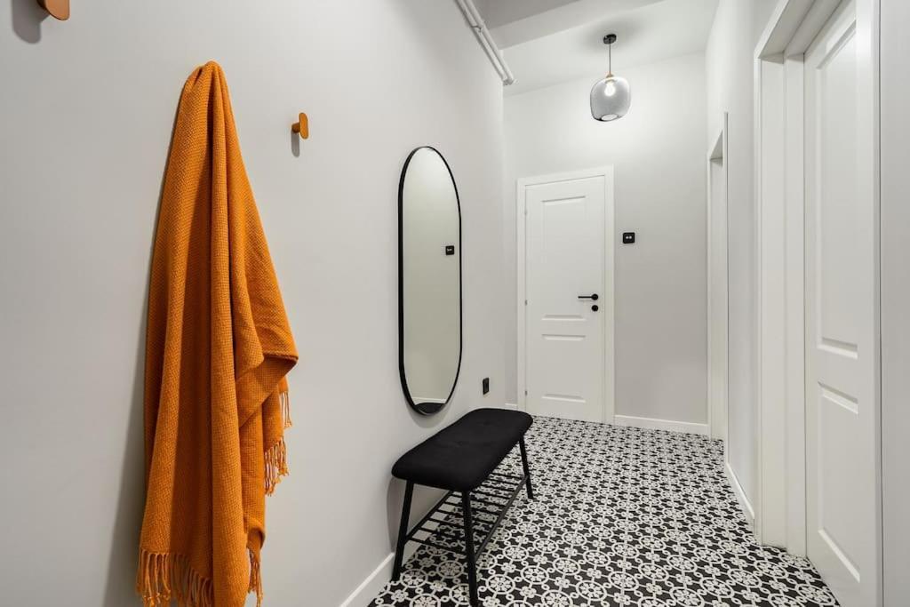 Old City Apartment - Self Check-In Бухарест Экстерьер фото