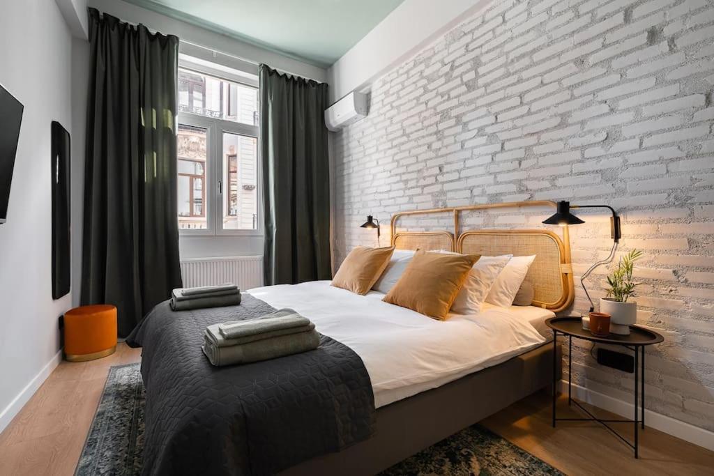 Old City Apartment - Self Check-In Бухарест Экстерьер фото
