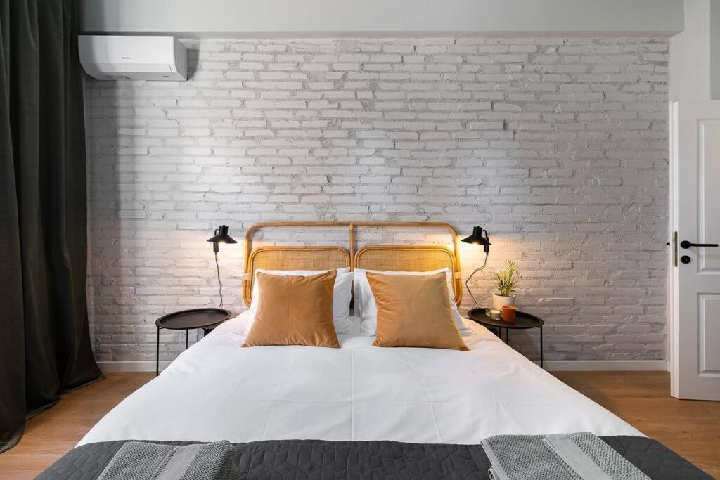 Old City Apartment - Self Check-In Бухарест Экстерьер фото