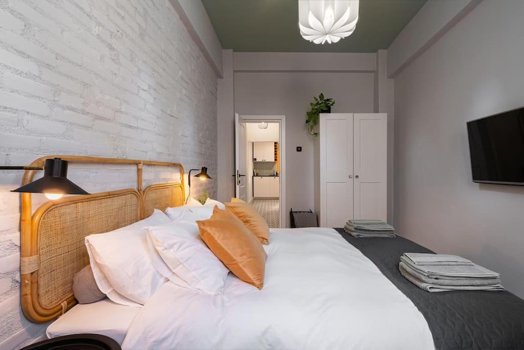 Old City Apartment - Self Check-In Бухарест Экстерьер фото